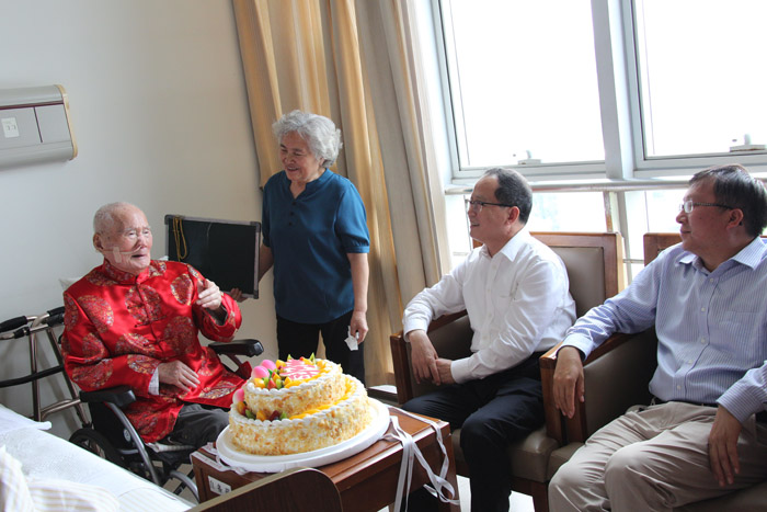 省社科联祝贺离休老领导王淮冰百岁寿辰