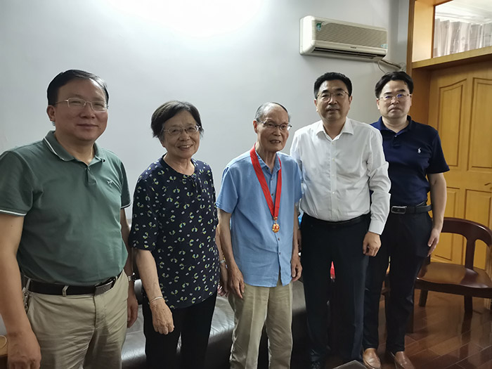 省社科联向老党员颁发“光荣在党50年”纪念章