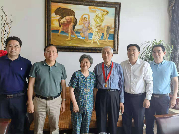 省社科联向老党员颁发“光荣在党50年”纪念章