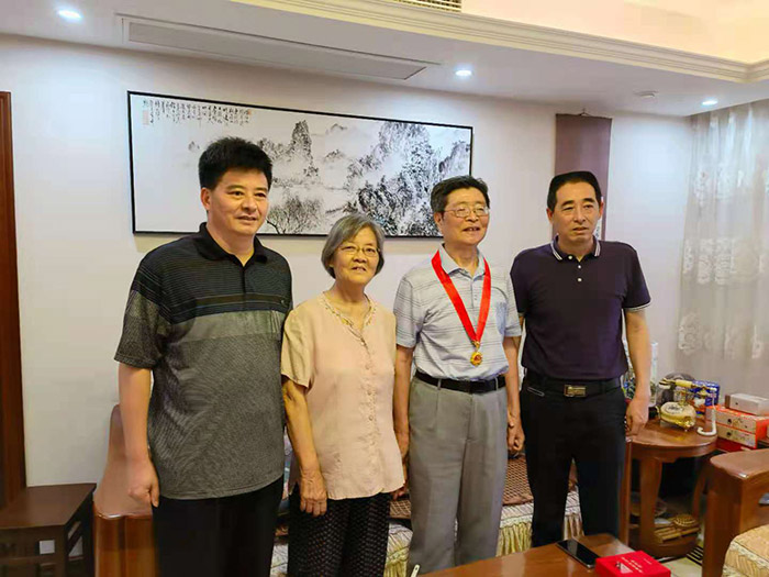 省社科联向老党员颁发“光荣在党50年”纪念章