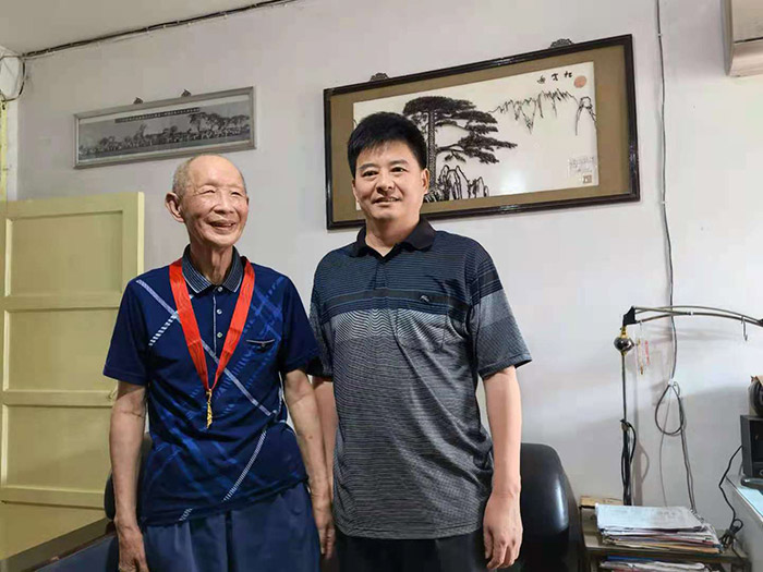 省社科联向老党员颁发“光荣在党50年”纪念章