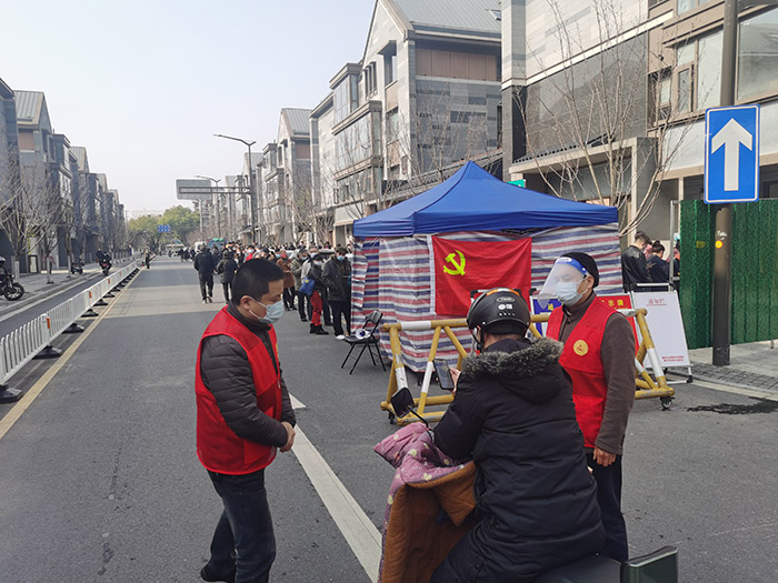 奋战社区一线值守  永葆党员先锋本色