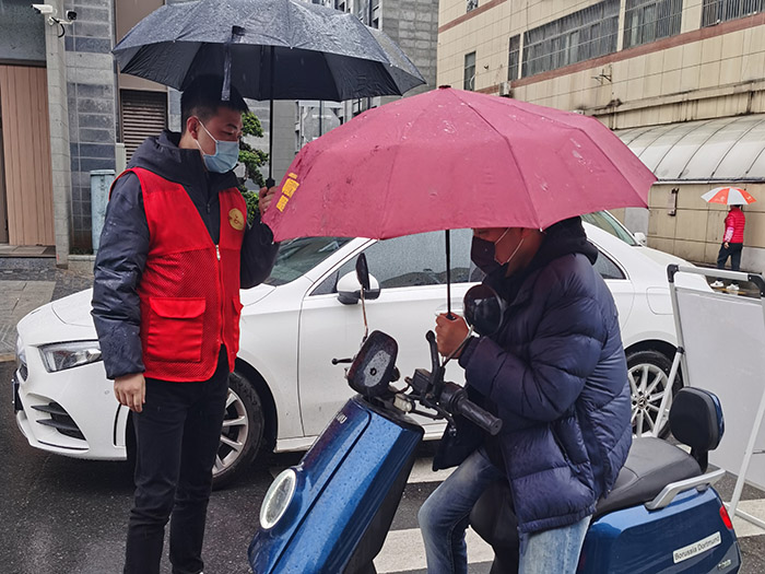 奋战社区一线值守  永葆党员先锋本色