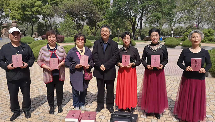江苏省红楼梦学会走进月牙湖街道开展赠书活动
