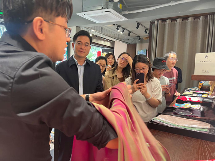 省社科联组织《中国式现代化江苏新实践研究丛书》各课题组前往南通、苏州调研