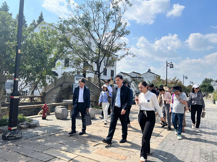 省社科联组织《中国式现代化江苏新实践研究丛书》各课题组前往南通、苏州调研