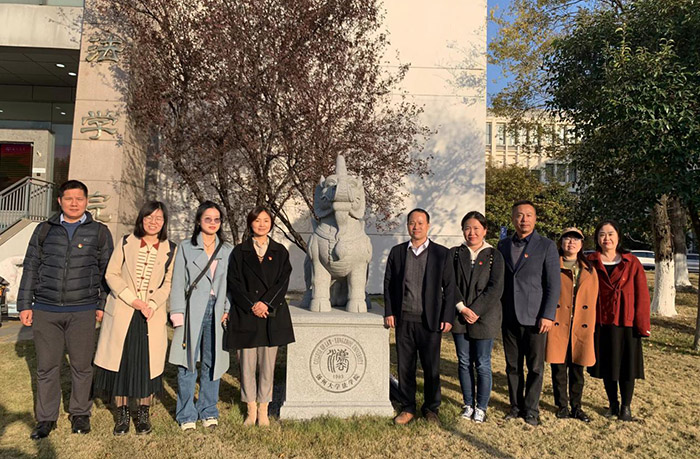 省社科联组联中心党支部联合扬州大学法学院开展“学法以明道 用法以立身”主题党日活动