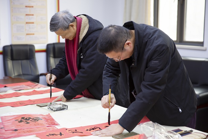 省散文学会开展书画家送春联进机关活动