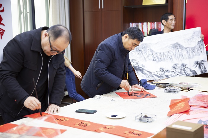 省散文学会开展书画家送春联进机关活动