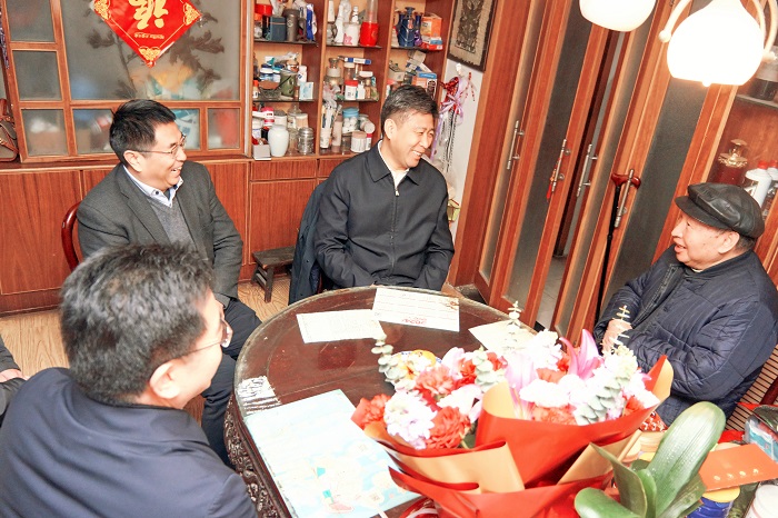 省社科联春节前夕看望慰问老领导老同志
