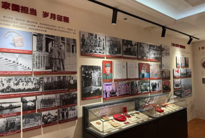 张家港市举办张家港籍抗战老兵、新四军老战士万里革命文物特展