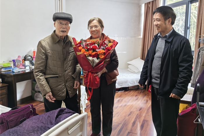 省社科联春节前夕看望慰问老领导老同志