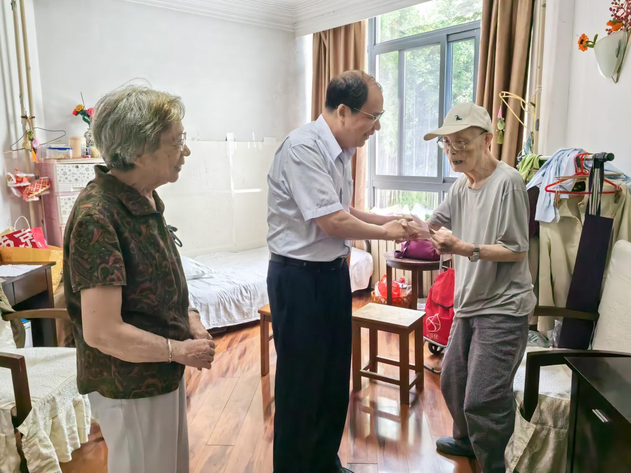 省社科联开展“七一”走访慰问活动