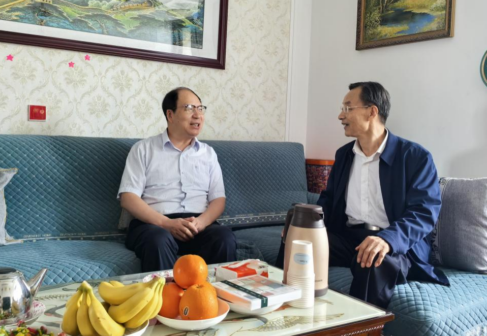 省社科联开展“七一”走访慰问活动