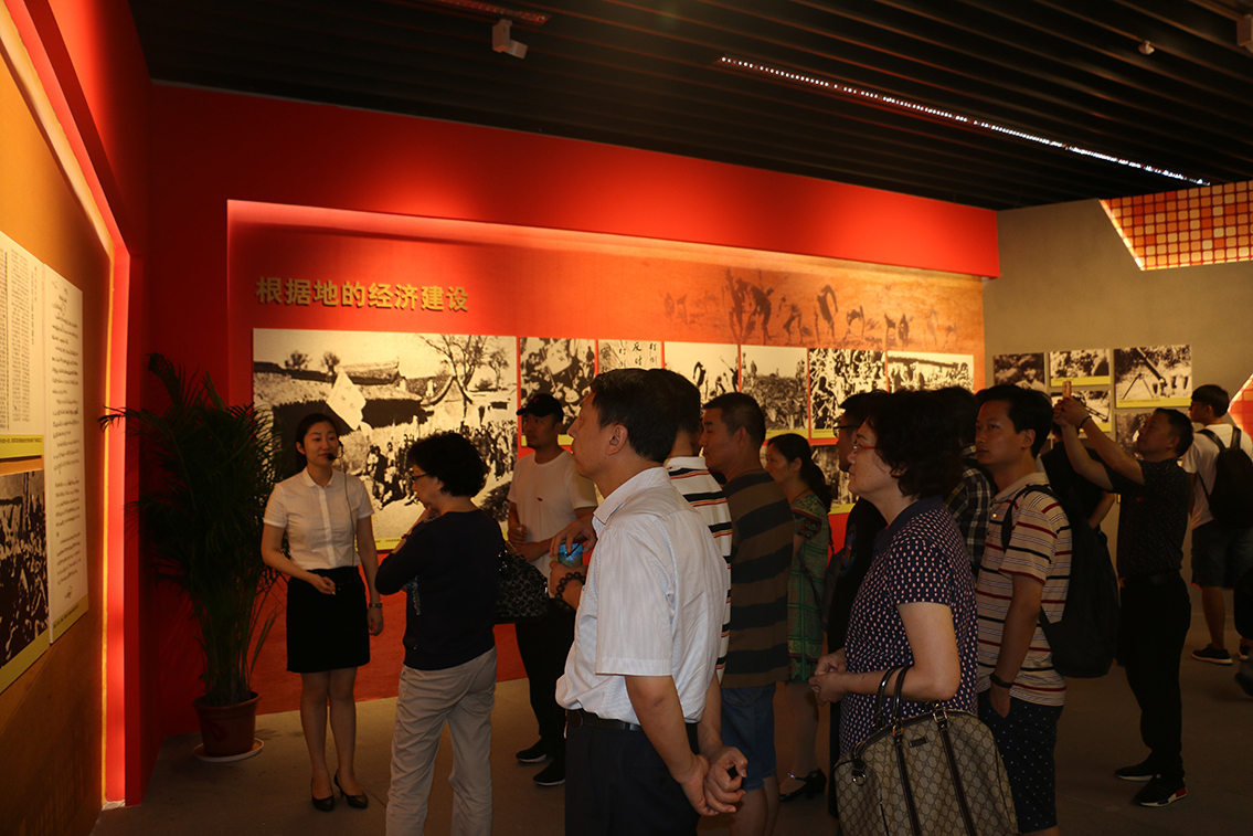 省社科联组织观看抗战图片展