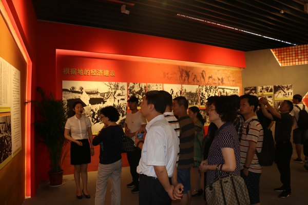省社科联组织观看抗战图片展