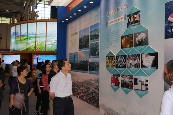 省社科联组织观看“砥砺奋进的江苏”主题图片展