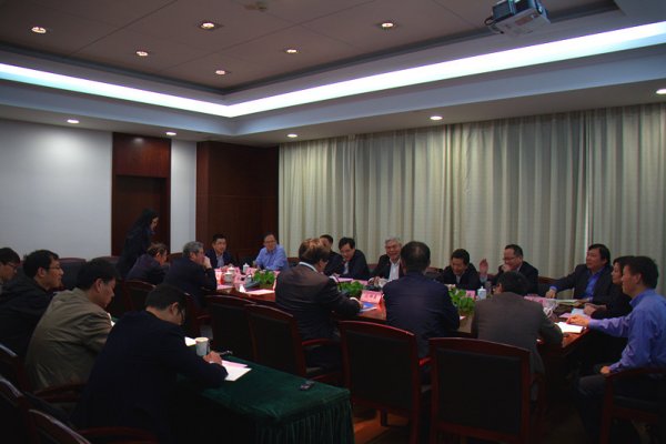 省委研究室、省社科联联合举办高层专家座谈会